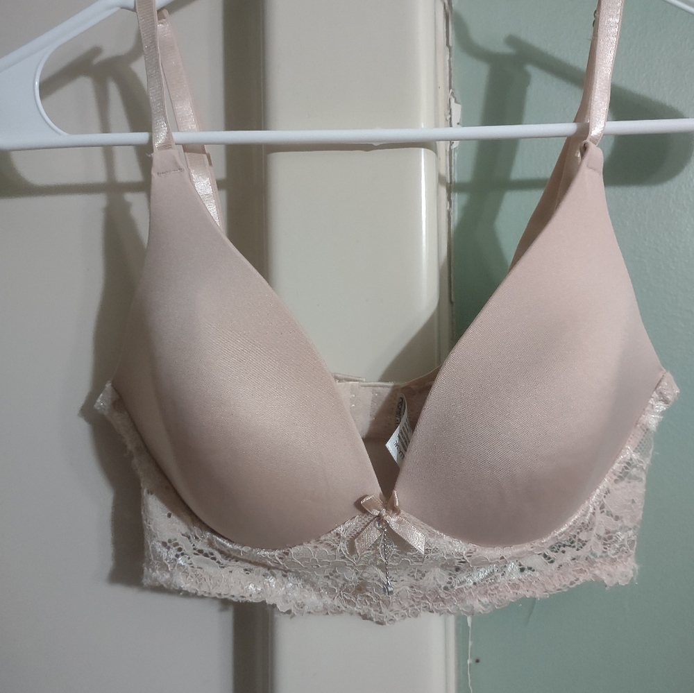 Woman's‎ size 34 beige colored bra (Talla) is the brand